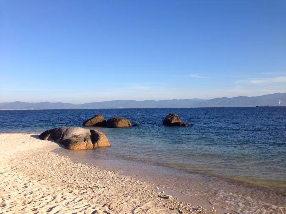 Theo ngư dân thì đây là nơi có nhiều nhất rau câu chân vịt nên được gọi là Cù Lao Câu. Nơi đây thích hợp cho những chuyến phượt, cũng như những người thích đi du lịch mạo hiểm và khám phá.