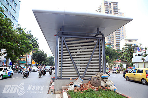 Tuy nhiên đến thời điểm này, hầu hết các nhà chờ đều đang trong tình trạng bị bỏ hoang, xuống cấp, và người dân Hà Nội thì đang phải chứng kiến sự nhếch nhác của nó.