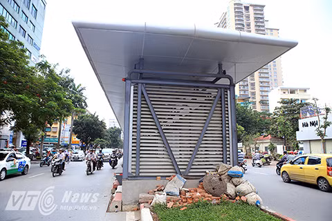 Tuy nhiên đến thời điểm này, hầu hết các nhà chờ đều đang trong tình trạng bị bỏ hoang, xuống cấp, và người dân Hà Nội thì đang phải chứng kiến sự nhếch nhác của nó.