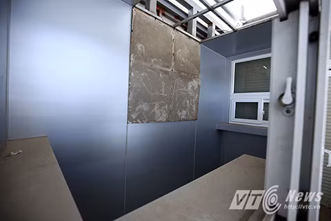 Khu vực phòng điều hành, kiểm soát vé nhếch nhác, bụi bặm...