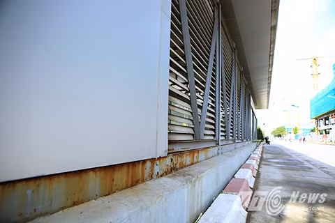 Bằng mắt thường cũng có thể nhìn thấy thực trạng xuống cấp của nhà chờ xe buýt được đánh giá là ‘5 sao’ này.