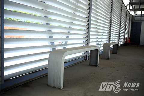 Bên cạnh đó, nhiều người dân còn cho rằng việc xây dựng nhà chờ xe buýt ở giữa đường như vậy là không hợp lý vì mỗi lần xuống xe họ lại phải tìm cách đi sang đường, ngay trước mặt dòng xe cộ đông kìn kịt đang di chuyển với tốc độ rất nhanh.