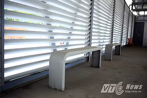 Bên cạnh đó, nhiều người dân còn cho rằng việc xây dựng nhà chờ xe buýt ở giữa đường như vậy là không hợp lý vì mỗi lần xuống xe họ lại phải tìm cách đi sang đường, ngay trước mặt dòng xe cộ đông kìn kịt đang di chuyển với tốc độ rất nhanh.