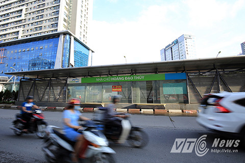 Nhà chờ Hoàng Đạo Thúy trên đường Lê Văn Lương cũng đang rơi vào tình trạng xuống cấp khi trần nhà bị dột, khu sàn nhà ứ đọng nước bẩn.