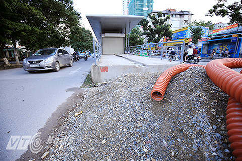 Đây là một trong chuỗi nhà chờ của tuyến xe buýt nhanh Hà Nội BRT (từ bến xe Yên Nghĩa tới bến xe Kim Mã). Khi đi vào sử dụng, nhà chờ này sẽ được trang bị máy bán vé, máy quét thẻ, soát vé tự động.