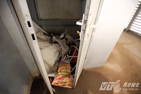 Lợi dụng điều đó, nhiều người dân vô ý thức thậm chí còn phóng uế bừa bãi trong khu vực nhà chờ.