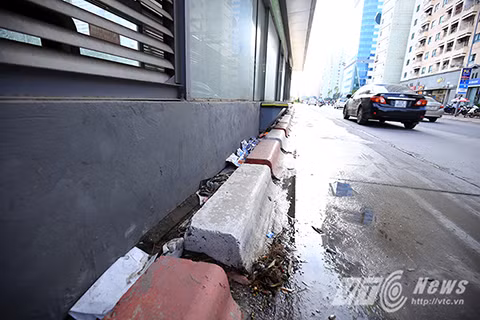 Tuy nhiên, dù vẫn chưa được đưa vào sử dụng nhưng các nhà chờ này đang có hiện tượng xuống cấp trầm trọng.