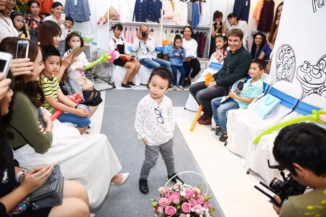 Nhã Phương hào hứng xem các người mẫu nhí trình diễn thời trang.