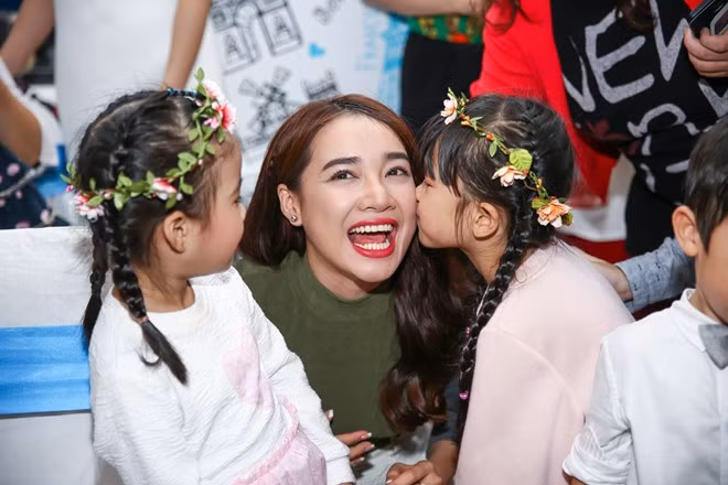 Trong sự kiện tại Hà Nội, diễn viên Nhã Phương nhận được sự quan tâm đặc biệt từ các fan nhí.