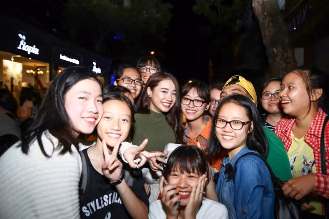 Khi sự kiện kết thúc, cô cũng dành thời gian chụp hình và trò chuyện cùng các fan lớn hơn. Thời gian gần đây, hot girl bánh bèo Nhã Phương thường xuyên đi về giữa Hà Nội và TP HCM để góp mặt trong các sự kiện lớn nhỏ. Tuần trước, cô cũng được chú ý khi hôn Trường Giang trên sân khấu để chúc mừng thành công của live show Chú hề xứ Quảng.