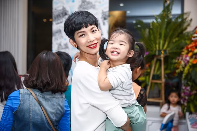 Cựu người mẫu Xuân Lan cũng đưa con gái từ TP HCM ra Hà Nội tham gia sự kiện. Cô tiết lộ đây là lần đầu tiên bé Thỏ được ra thủ đô chơi.