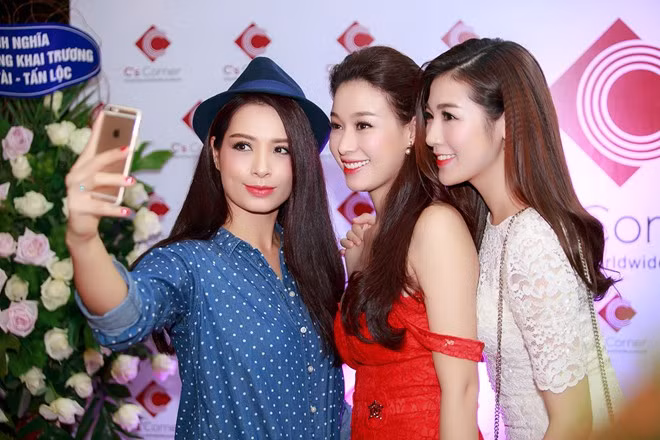Thúy Hằng chụp ảnh selfie cùng á hậu Dương Tú Anh và người mẫu Trương Tùng Lan (váy đỏ).