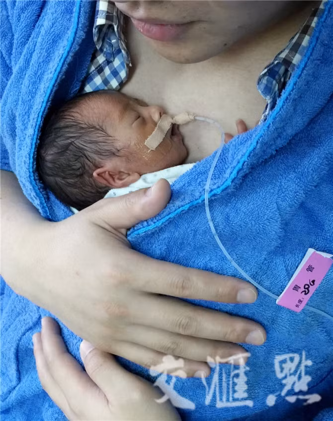 Nhiều độc giả khen ngợi hai người cha đó với những lời khen như: “người cha tuyệt vời”, “người chồng tuyệt vời”. Cũng có một số độc giả bày tỏ ý kiến rằng trách nhiệm làm cha mẹ nên được san sẻ đều cho cả người vợ và người chồng. Độc giả có nick là Perila Schiffer viết: “Trách nhiệm làm cha mẹ là của cả cha và mẹ. Chỉ có xã hội là đã đặt gánh nặng lên đôi vai của người mẹ thôi. Những người đàn ông như họ (hai người trong ảnh) nên thay đổi và chia sẻ gánh nặng với vợ. Đây là những anh chàng tốt”. Một người khác viết: “Chỉ khi làm các công việc của người mẹ, những ông chồng mới hiểu các áp lực của vợ mình”.