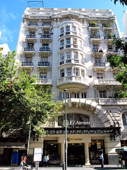 Bên ngoài của nhà sách (ảnh: Stanley Wood)