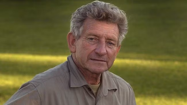 Chỉ vài giờ sau khi thừa nhận hành vi giết người, John Button (ảnh vào năm 2002) phản cung. Anh cáo buộc cảnh sát đấm, đá anh trong quá trình thẩm vấn để buộc anh nhận tội. Theo John, vết lõm ở phần trước xe xuất hiện từ nhiều tuần trước khi án mạng xảy ra, còn máu dính trên thanh hãm xung khi John kéo Rosemary vòng qua phần trước xe.