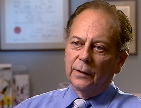 Ngay lập tức John đưa người yêu tới nhà bác sĩ Alister Turner (người trong ảnh). Ông thấy nhiều vết thương nghiêm trọng trên cơ thể cô gái. "Huyết áp của nạn nhân không ổn định. Máu chảy mạnh trong các cơ quan nội tạng. Tôi không nghĩ cô ấy không có cơ hội sống sót", Alister hồi tưởng. Sau đó thiếu nữ qua đời.