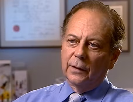 Ngay lập tức John đưa người yêu tới nhà bác sĩ Alister Turner (người trong ảnh). Ông thấy nhiều vết thương nghiêm trọng trên cơ thể cô gái. "Huyết áp của nạn nhân không ổn định. Máu chảy mạnh trong các cơ quan nội tạng. Tôi không nghĩ cô ấy không có cơ hội sống sót", Alister hồi tưởng. Sau đó thiếu nữ qua đời.