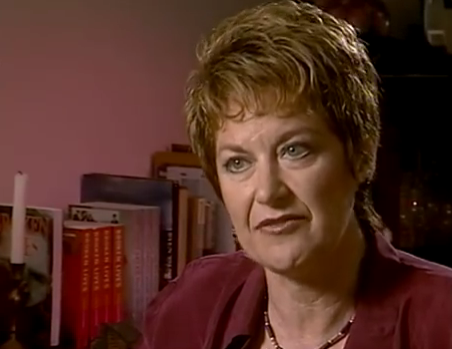 Sau khi tự tử bất thành, John gửi nhiều lá đơn tới các quan chức chính phủ để yêu cầu họ đưa tên ông ra khỏi danh sách những kẻ từng giết người, nhưng không thành công. Ông cũng viết một cuốn sách về án oan của bản thân, nhưng không nhà xuất bản nào muốn phát hành tác phẩm. Đúng lúc John tuyệt vọng nhất, người mà ông cần đã xuất hiện. Đó là Estelle Blackburn, một nhà báo và cũng từng giữ chức thư ký báo chí của chính phủ. Estelle gặp em trai của John trong một sự kiện. Khi biết chuyện của John, bà quyết định giúp ông minh oan.