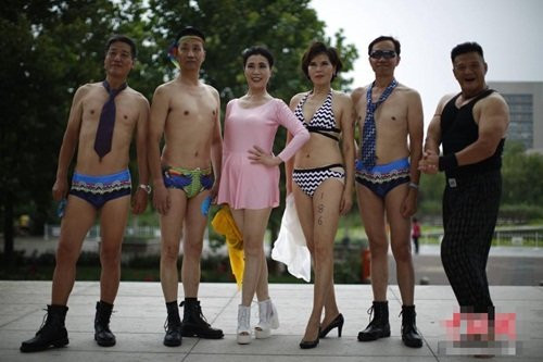 Sự xuất hiện của dàn thí sinh "Người đẹp bikini trẻ mãi không già" thu hút rất đông sự chú ý của người đi đường và báo chí, truyền thông địa phương.