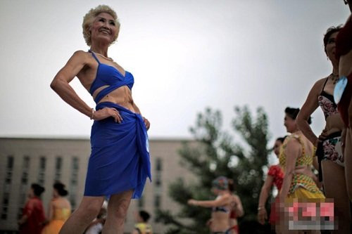 Các cụ bà tham gia thi người đẹp bikini. Để giúp đỡ các thí sinh biết cách tạo dáng, biết cách đi đứng tốt nhất, chuyên nghiệp nhất, thể hiện tinh thần, thể lực sung mãn nhất, ban tổ chức đã mời về một chuyên gia thể hình nổi tiếng để tiến hành hướng dẫn luyện tập cho các thí sinh.