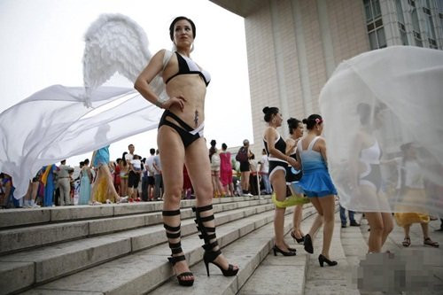 Bên cạnh đó, họ cũng rất chăm chỉ luyện tập, nghiêm túc học cách tạo dáng sao cho bản thân thu hút, nổi bật. Ngoài việc chăm chút đến thể hình và học hỏi cách tạo dáng từ huấn luyện viên, chuyên gia thể hình, những thí sinh cao tuổi còn đầu tư vào trang phục rất chu đáo.