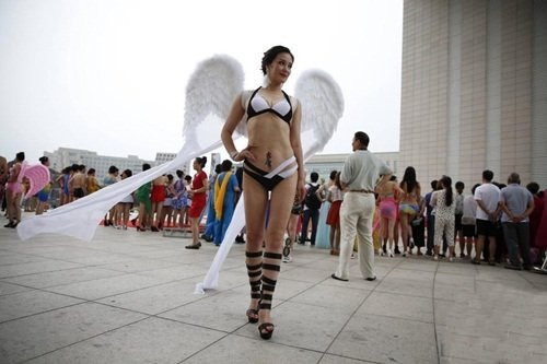 Không giống như nhiều người vẫn nghĩ, các thí sinh không hề ngượng ngùng mà rất thoải mái, vô tư khi khoe cơ thể của mình trong những bộ bikini rực rỡ màu sắc.