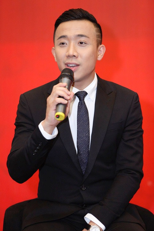  Trấn Thành và Hari Won hiện đang là cặp đôi hot nhất nhì showbiz Việt. Sau khi công khai yêu nhau thì sự nghiệp của cả hai đều thăng tiến và lên như diều gặp gió. Về cát sê thì Trấn Thành hiện tại có lẽ chỉ kém đàn anh Hoài Linh . Cách đây không lâu anh đã tậu chiếc xế hộp 4 tỷ, ngoài ra trước đó còn mua biệt thự và ô tô cho bố mẹ. Còn Hari Won, sau khi yêu Trấn Thành thì cô trở thành gương mặt nổi tiếng khắp các báo, cũng vì thế mà nhận được nhiều show hơn và tiền thù lao cũng tăng vọt. Tuy nhiên, dù cao đến mức nào thì cũng chưa thể chạm đến ngưỡng của Trấn Thành vì anh còn chạy nhiều show hơn và tất nhiên cát sê cũng khủng hơn.