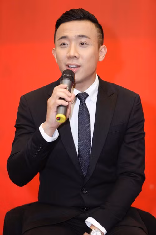  Trấn Thành và Hari Won hiện đang là cặp đôi hot nhất nhì showbiz Việt. Sau khi công khai yêu nhau thì sự nghiệp của cả hai đều thăng tiến và lên như diều gặp gió. Về cát sê thì Trấn Thành hiện tại có lẽ chỉ kém đàn anh Hoài Linh . Cách đây không lâu anh đã tậu chiếc xế hộp 4 tỷ, ngoài ra trước đó còn mua biệt thự và ô tô cho bố mẹ. Còn Hari Won, sau khi yêu Trấn Thành thì cô trở thành gương mặt nổi tiếng khắp các báo, cũng vì thế mà nhận được nhiều show hơn và tiền thù lao cũng tăng vọt. Tuy nhiên, dù cao đến mức nào thì cũng chưa thể chạm đến ngưỡng của Trấn Thành vì anh còn chạy nhiều show hơn và tất nhiên cát sê cũng khủng hơn.