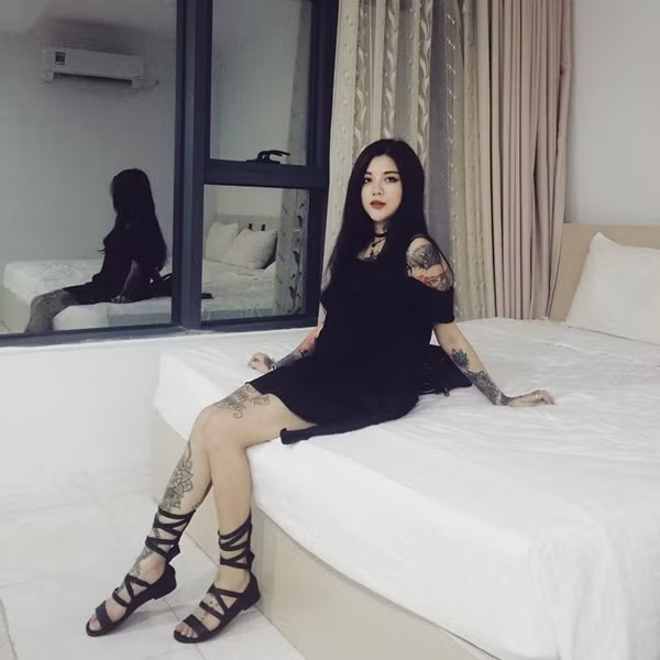 Cô sở hữu nhiều hình xăm độc khắp cơ thể.