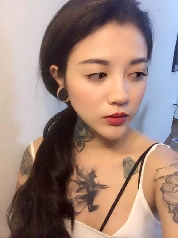 Nói về việc làm của mình có bị gia đình ngăn cản hay không, nữ thợ xăm xinh đẹp Lee Zin cho biết: “Thời gian đầu mình bị gia đình và bạn bè ngăn cản rất nhiều. Mình hiểu họ có lý do để làm thế nên cũng không trách cứ. Mình chỉ cố gắng phát triển công việc này để mọi người hiểu một cách toàn diện hơn về “xăm hình” chứ không phải chỉ luôn liên tưởng đến sự ăn chơi, đua đòi, hư hỏng…