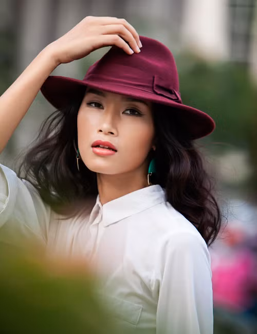 Người mẫu Trang Khiếu – một trong những thí sinh đồng hành cùng Phạm Hương ở Vietnam’s Next Top Model mùa đầu tiên chia sẻ suy nghĩ: “Đã từng ở cùng nhà chung trong cuộc thi tìm kiếm người mẫu, tôi quan sát thấy Hương là một cô gái có ý chí mạnh mẽ và rất chăm chỉ”.