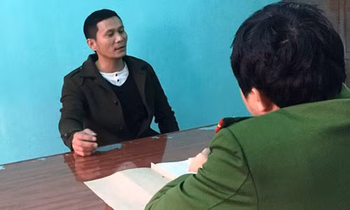 Hồ Minh Tuân tại cơ quan công an .