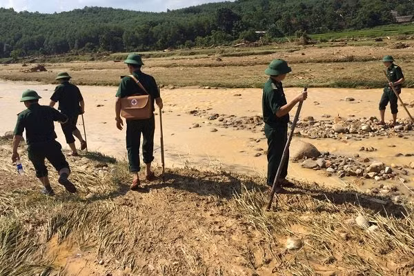Bộ đội biên phòng tỉnh Thanh Hóa tìm kiếm người mất tích dọc các con suối.