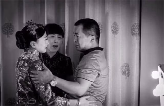 Yêu thương, xúc động và cũng không quên dành cho con gái những lời dặn dò.