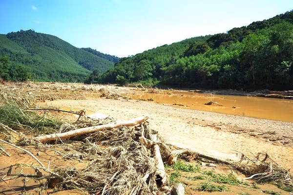 Cảnh tượng tan hoang sau khi lũ quét qua.