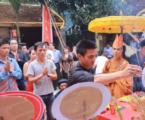 Le Roi tran tinh ly do den cung To nghe san khau