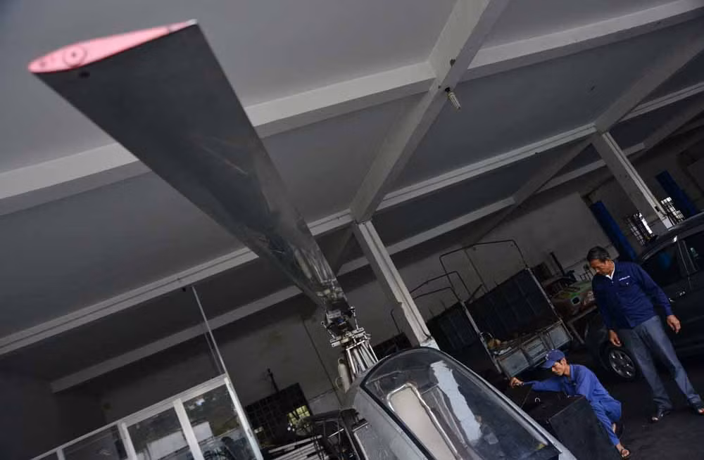 Để có được cánh máy bay thực tế dài 7,1m bằng hợp kim nhôm, ông Hiển đã đặt hàng tại một công ty ở Đài Loan chế tạo một bộ khuôn riêng trị giá 56 triệu đồng, từ đó mới dập thành bộ cánh với chi phí cộng thêm là 4 triệu đồng.