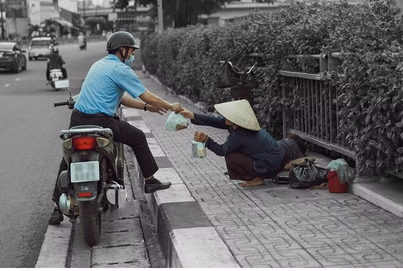 Nga và mẹ thường lang thang qua ngày bên lề đường thành phố Sài Gòn tấp nập, sống nhờ vào món quà tình thương của những người đi qua.