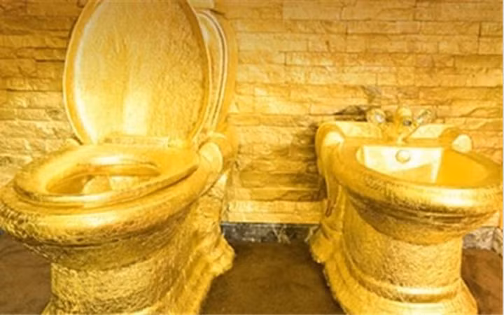 Bồn cầu sang chảnh cũng được làm từ vàng của khách sạn Swisshorn Gold Palace ở Hong Kong.