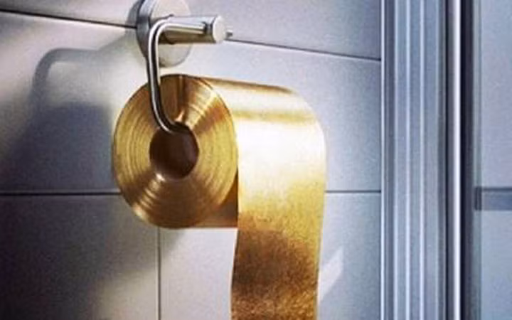 Không chỉ dừng lại ở việc thiết kế bồn cầu bằng vàng, trên thế giới đã ra mắt một loại giấy vệ sinh 3 lớp được dát bằng vàng 22 carat.