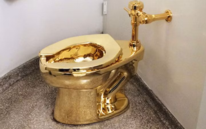 Ý tưởng về sản phẩm bồn cầu bằng vàng ròng được đưa ra hồi năm 2011, đến nay tác phẩm mới hoàn thành và ra mắt công chúng.