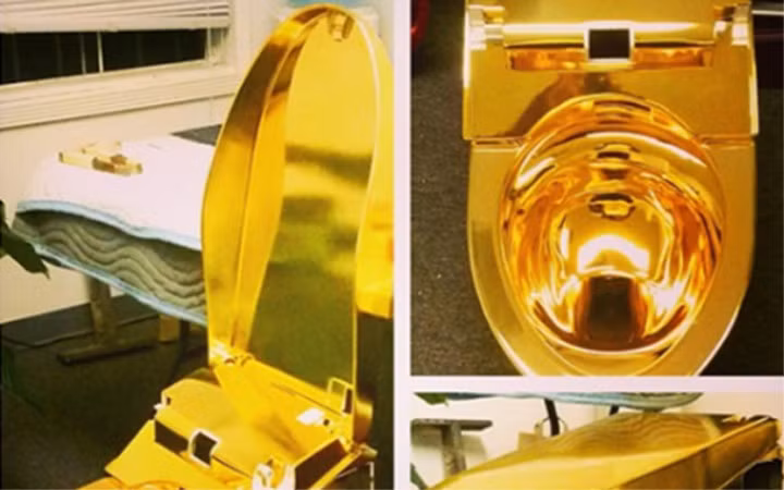 Chiếc bồn cầu này được làm bằng vàng ròng.