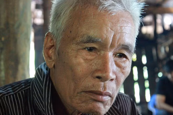 Ông kể từ ngày con gái nhập viện, ông để con dâu ở lại nhà còn mình xuống Bệnh viện Lao và phổi, cách bản Ít B gần 100 km để chăm sóc chị Phương.