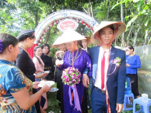 Người xưa có câu “Trai khôn dựng vợ gái lớn gả chồng” chính vì thế mà phong tục cưới hỏi của người Tày, huyện Lục Yên, tỉnh Yên Bái cũng có những nét đặc trưng riêng. Tham dự một đám cưới của người Tày, bạn sẽ cảm nhận được không khí hồ hởi, hạnh phúc của cặp đôi cô dâu, chú rể trong ngày lễ vu quy.