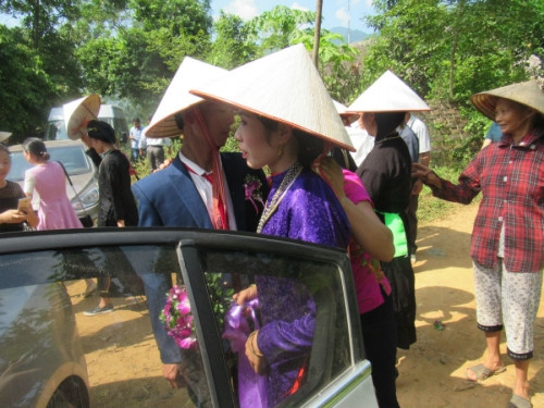 Lên xe về nhà chồng.