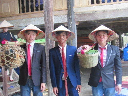 Chú rể (ở giữa) và hai phù rể.