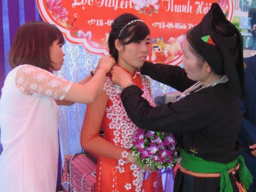 Mẹ trao quà cho con gái trước khi về nhà chồng.