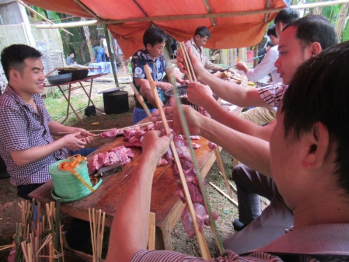 Đội hậu cần chuẩn bị những món ăn để mời khách.