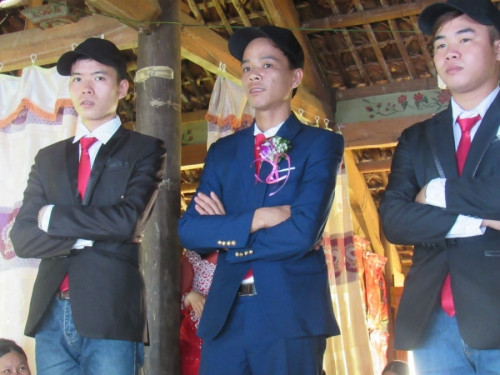 Chú rể đang làm lễ trình họ hàng, tổ tiên bên nhà vợ.