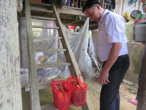 Ông quan làng chuẩn bị lên nhà gái.